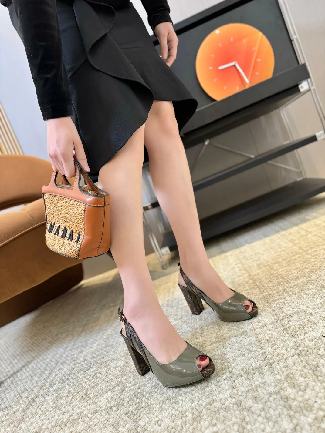 👟👟Ex-factory price 400👟👟 Louis Vuitton Louis Vuitton, 2025 high-heeled sandals, modern and fashionable in one! Release a powerful aura like a queen and capture everyone's attention instantly! Fabric: LV classic presbyopia + patent leather Lining/foot pads: imported lambskin Heel height 9.5cm; Front platform: 1.5cm Code number: 35-41
